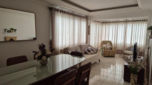Capao da Canoa Apartamento | 3 dormitórios, com excelente localização, vista para a Praça Flávio Boianoviski e para o mar