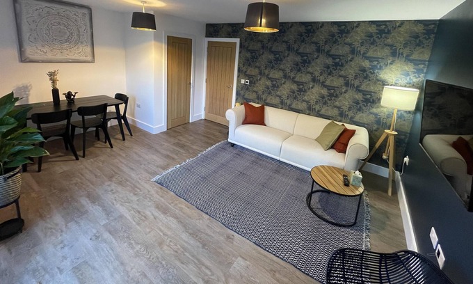 Stanwell Casa | 3 Double Bed Luxurious House Near Heathrow Airport