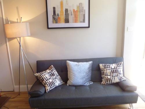 Kidderminster Casa | 3 Entire Stunning & Cosy Apartments in same property, 4 Double Bedrooms, 3 Bathrooms, 3 Kitchens, Terrace