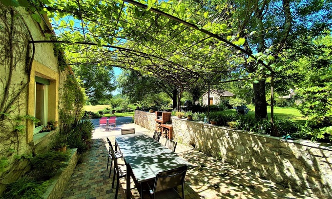 Villeneuve-de-Berg Casa | 3* group gîte, 15/19p, park, 110m2 reception room/semi-pro kitchen