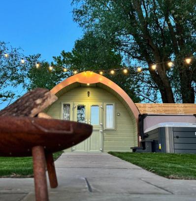 Frognall Casa | 3 Hazelwood lakeside hideaway