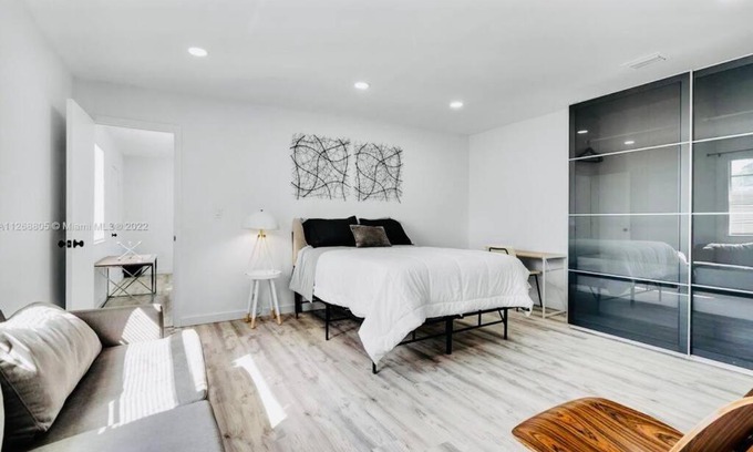 North Bay Village Villa | 3 King Beds*Jacuzzi* Bar*HBO *Minutes from beach