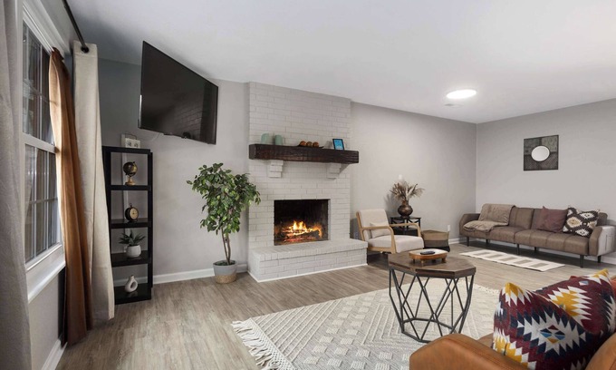 Blue Springs Casa | Charming Home|3 KingBeds|Family Fun