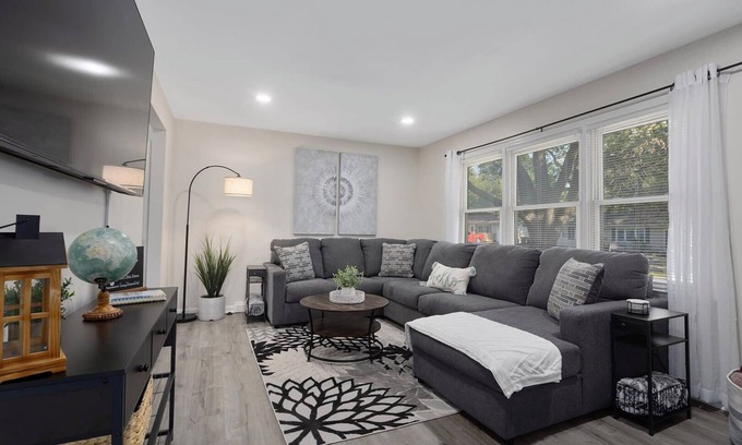 Lee's Summit Casa | Kings Beds w/TV's Steps to Shops NEW