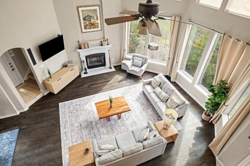 Travis Landing Casa | 3 Kings with Theater, GameRoom and BBQ just 7 mins from Marina