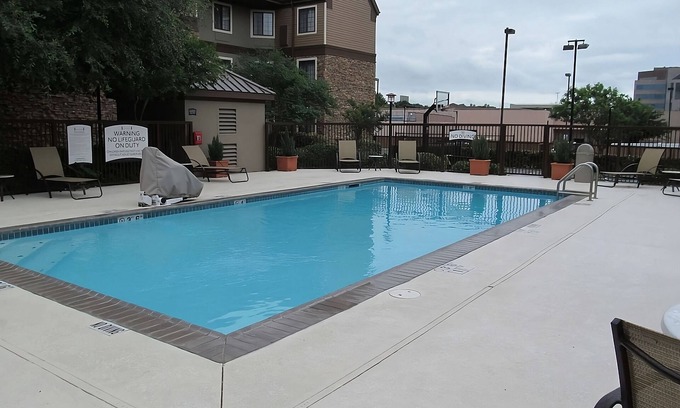 Vance Jackson Apartamento | 3 Large Suites with Private Full Kitchens! Pets are Welcome! W/ Outdoor Pool!