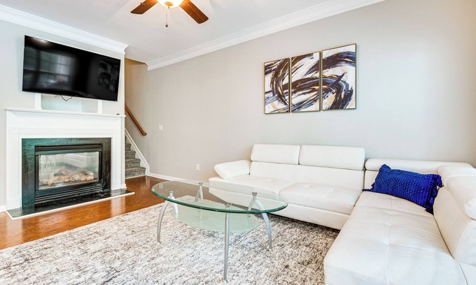 Milton Casa | 3 Mi to Avalon: Townhome w/ Balcony in Alpharetta!