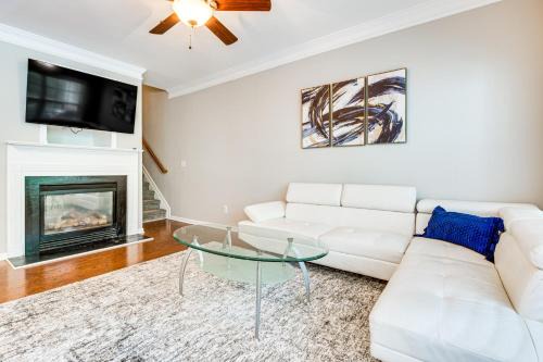 Milton Casa | 3 Mi to Avalon Townhome with Balcony in Alpharetta!
