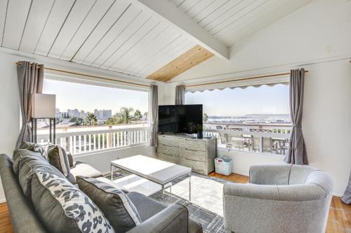 Middletown Apartamento | 3 Mi to Balboa Park Water-View Condo with Balcony