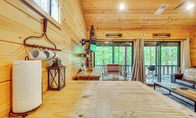 Broken Bow Cabaña | 3 Mi to Beavers Bend State Park: Hot Tub Haven!