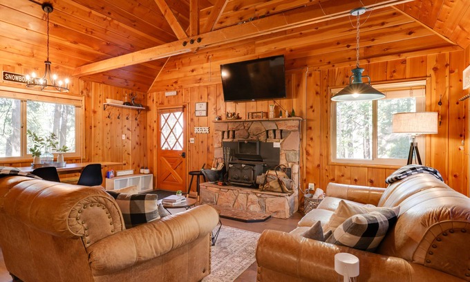 Dorrington Cabina | 3 Mi to Big Trees State Park: Cabin w/ Scenic Deck