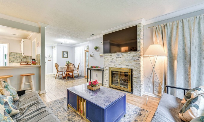 Sheffield Park Casa | 3 Mi to Bojangles Coliseum: Townhome w/ Patio!