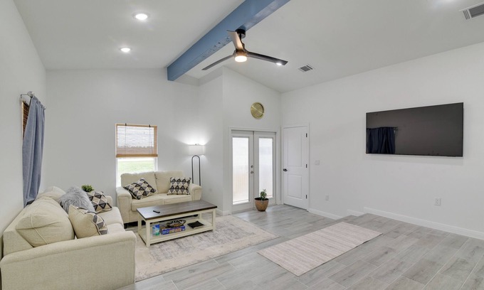 Galveston Condominio | 3 Mi to Bolivar Beach: Quiet Condo w/ Balcony