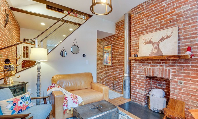 Lawrenceville Casa | 3 Mi to Dtwn: Charming Row House in Pittsburgh