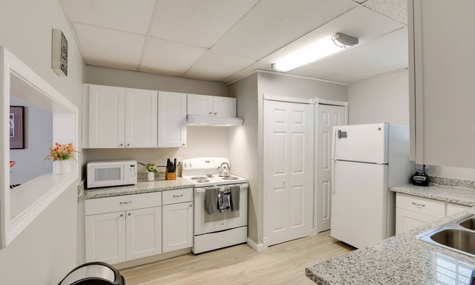 Galveston Apartamento | 3 Mi to Dtwn Galveston: Beautiful Apt w/ Deck!