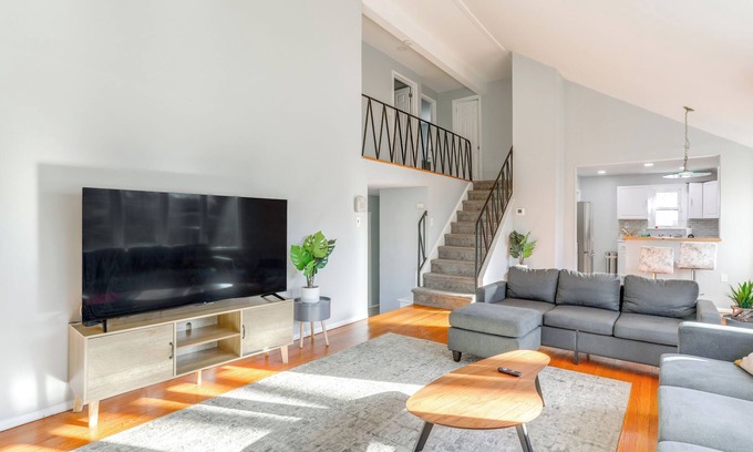 Newark Casa | 3 Mi to Dtwn: Home w/ Yard in Newark