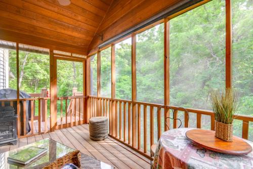 Jefferson City Casa | 3 Mi to Dtwn Jefferson City Family Home with Deck