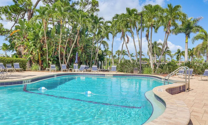 East Naples Condominio | 3 Mi to Dtwn: Naples Condo w/Access to 9 Pools!