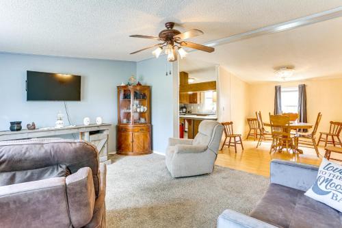 Paris Casa | 3 Mi to Dtwn Pet-Friendly Farm Retreat in Paris!