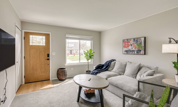 Hazel Park Casa | 3 Mi to Dtwn Royal Oak: Getaway w/ Fenced Yard!