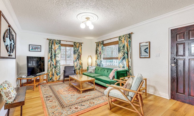 Tampa Cabaña | 3 Mi to Dtwn: Tampa Cottage w/ Fire Pit!