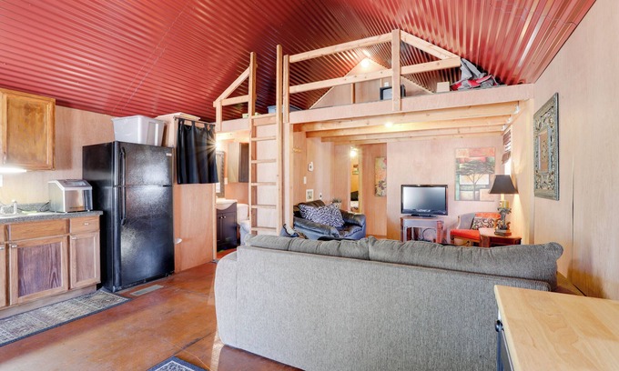 Clinton Cabina | 3 Mi to Greers Ferry Lake: Peaceful Cabin w/ Deck!