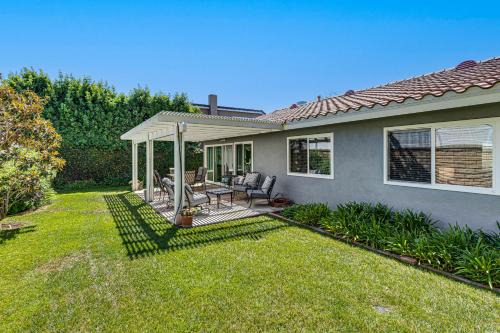 Huntington Beach Casa | 3 Mi to Huntington State Beach Home with Backyard!