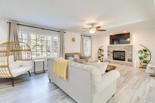 Pocono Summit Casa | 3 Mi to Kalahari Pocono Summit Home with Pool Table
