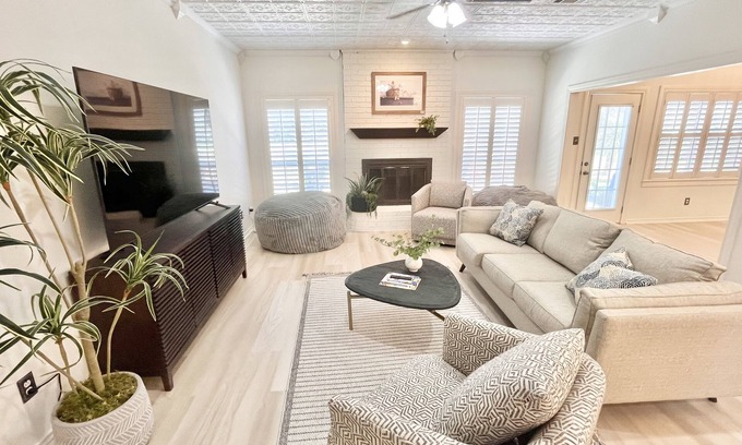 College Station Casa | 3 mi to Kyle Field, Farm house Ranchette, sleeps 20!