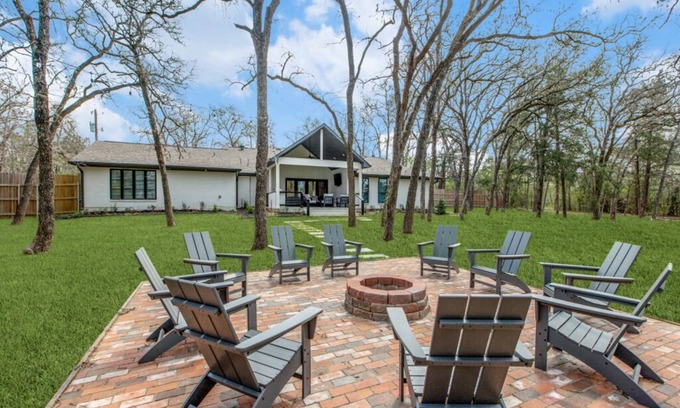 College Station Casa | 3 Mi to Kyle Field-Luxury 5 bedroom/4.5 Bath on 1.5 Acres-Fire Pit/Patio-3500 sf