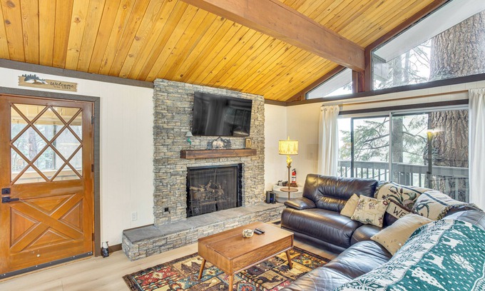 Arrowhead Villas Cabina | 3 Mi to Lake Arrowhead Village: Pine-View Home!