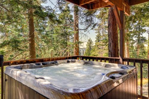 Arrowhead Villas Casa | 3 Mi to Lake Arrowhead Village Dog-Friendly Cabin