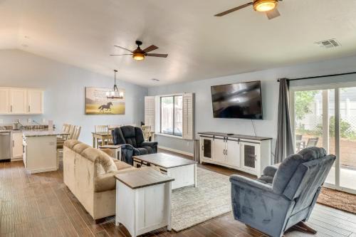 Show Low Casa | 3 Mi to Lake Home with Hot Tub in Show Low