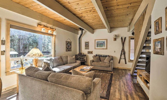 Incline Village Cabina | 3 Mi to Lake Tahoe: Quiet Incline Village Cabin!