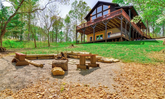 Byrdstown Cabina | 3 Mi to Marina: Cabin w/ Hot Tub in Byrdstown!