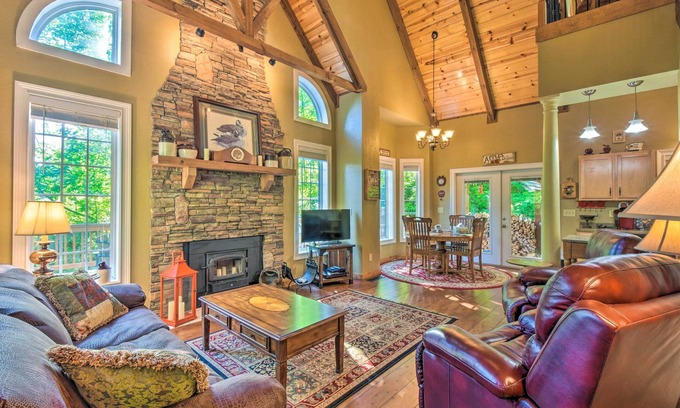 Hayesville Cabina | 3 Mi to Museums: Smoky Mountains Cabin w/ Deck