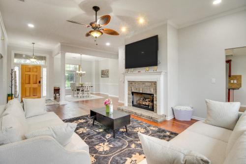 Windsor Forest Casa | 3 Mi to Oglethorpe Mall Home with Fenced Yard!