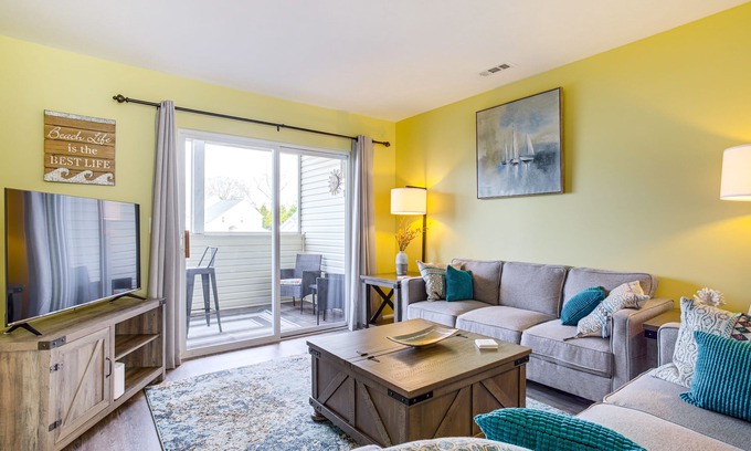 Lewes Condominio | 3 Mi to Savannah Beach: Lewes Condo w/ Pool Access