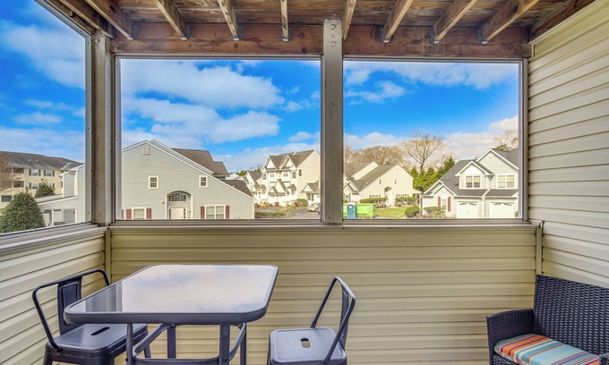 Lewes Apartamento | 3 Mi to Savannah Beach: Lewes Condo w/ Pool Access