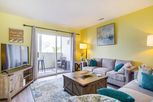 Lewes Apartamento | 3 Mi to Savannah Beach Lewes Condo with Pool Access
