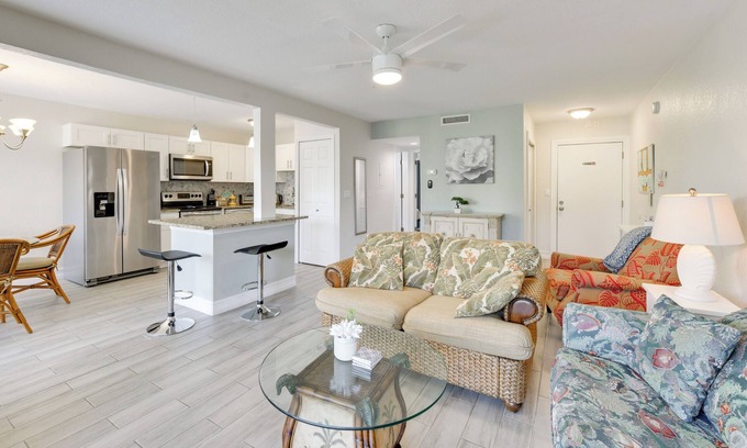 Gulf Gate Estates Condominio | 3 Mi to Siesta Key Beach: Condo w/Heated Pool!