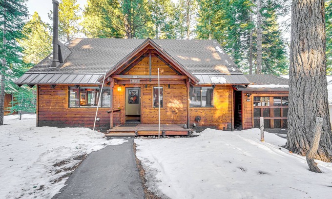 Truckee Cabaña | 3 Mi to Skiing: Retreat w/ Deck in Tahoe Donner!