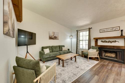 Kimberling City Casa | 3 Mi to Table Rock Lake Cozy Cabin in the Woods!