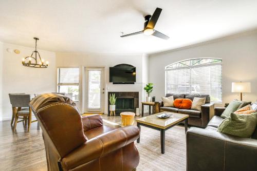 North Scottsdale Apartamento | 3 Mi to TPC Chic Condo with Pool Access and Grills