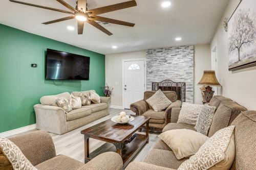 Phoenix Casa | 3 Mi to Desert Diamond Arena Peoria Home with Yard!