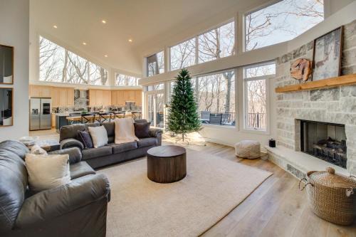 Tate Casa | 3 Mi to Winery Jasper Mountain Chalet with Hot Tub!