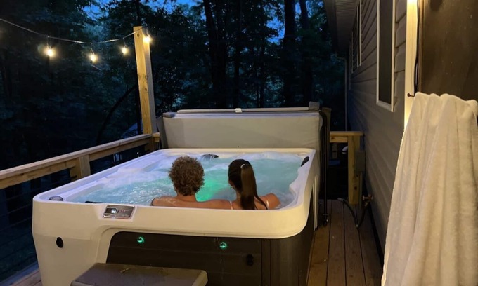 Ellijay Cabina | < 3 miles to Downtown, Hot tub and Firepit / Cabin