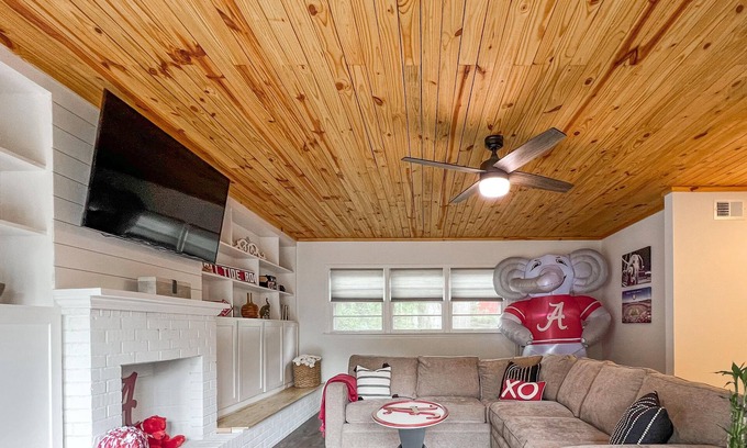 Northport Casa | 3 min drive to T-town! Big Al Blow Up, 5 TVs, Grill, 2 Living Rms, Bkyd & Patio