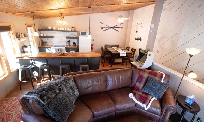 Tahoe Village Casa | 3 min to Boulder Ski Lift! Walk to Hiking trails. Pet friendly.