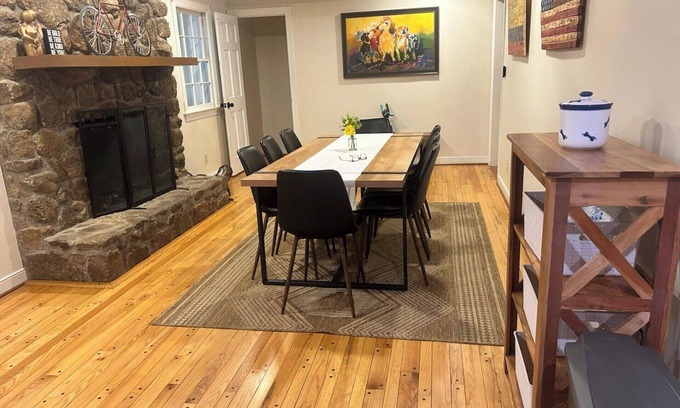 Lynchburg Casa | 3 min to LU, 85" TV, 2 Dining areas, Fenced backyard, Large Driveway